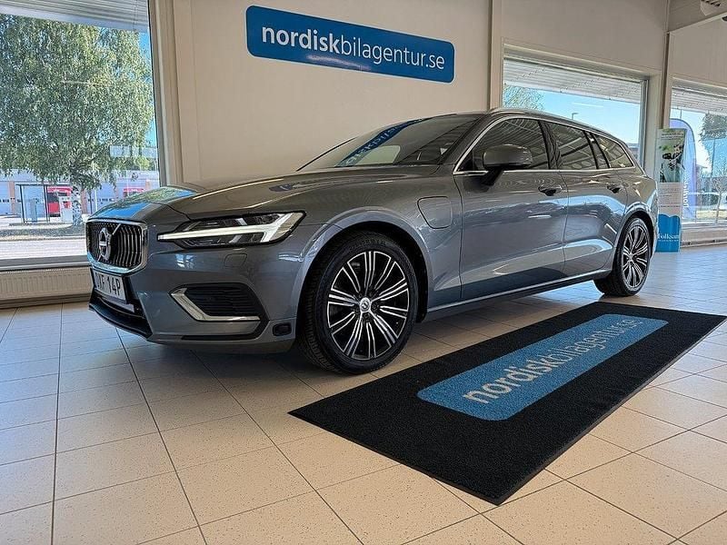 Grå Begagnad 2019 Volvo V60 Inscription Kombi | 309 900 kr (Marknadspris) - Bild 1/4