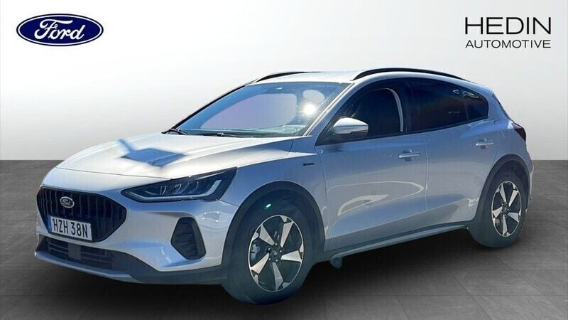 Grå (silver) Begagnad 2022 Ford Focus Halvkombi | 219 900 kr (Bra pris) - Bild 1/4