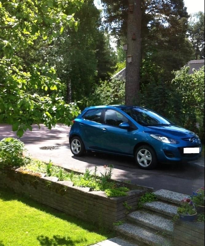 Blå metallic Begagnad 2012 Mazda 2 Halvkombi | 69 999 kr (Dyr) - Bild 1/4