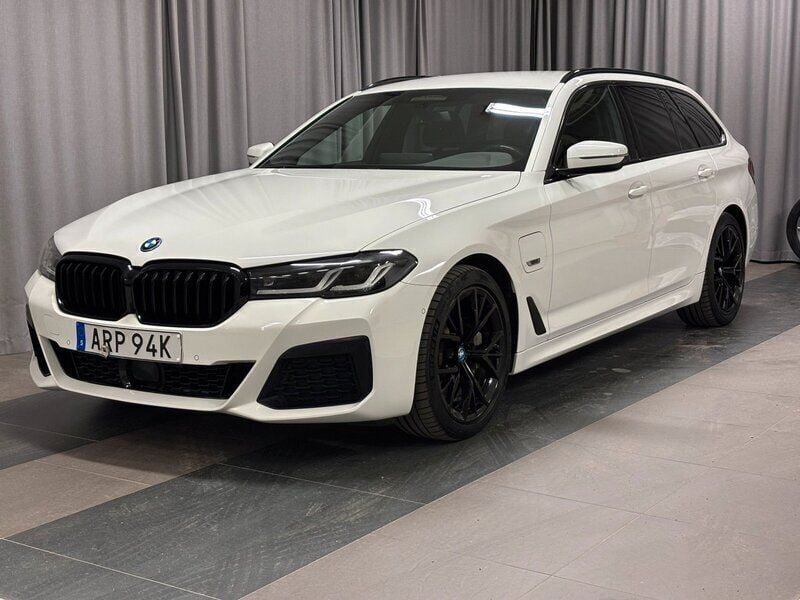 Vit Begagnad 2022 BMW 530e M Sport Kombi | 399 900 kr (Marknadspris) - Bild 1/4