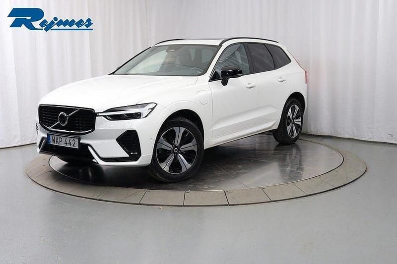Vit (crystal vit metallic) Begagnad 2023 Volvo XC60 Plus SUV | 519 900 kr (Bra pris) - Bild 1/4