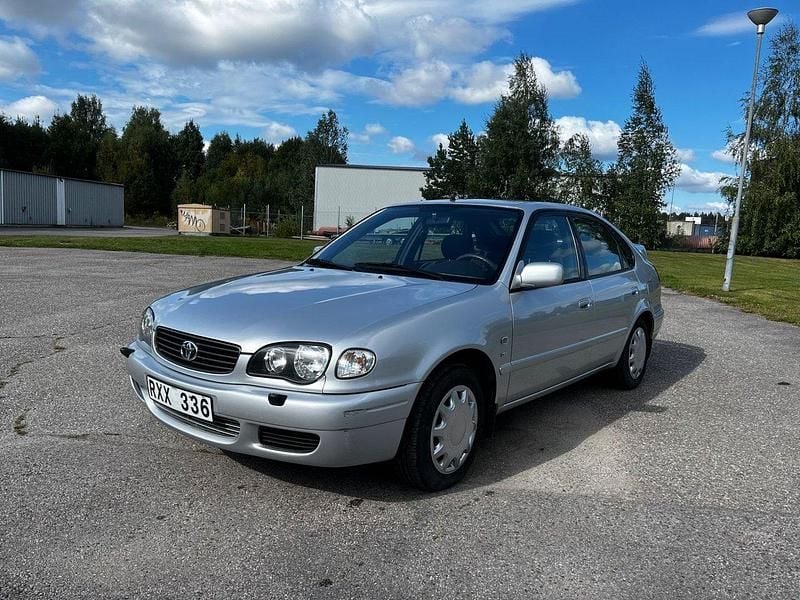 Silver Begagnad 2000 Toyota Corolla Halvkombi | 35 000 kr - Bild 1/4
