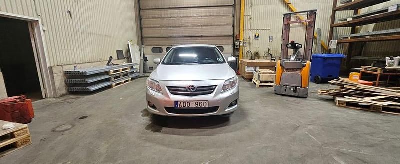Silver Begagnad 2008 Toyota Corolla Sedan | 63 990 kr (Marknadspris) - Bild 1/4