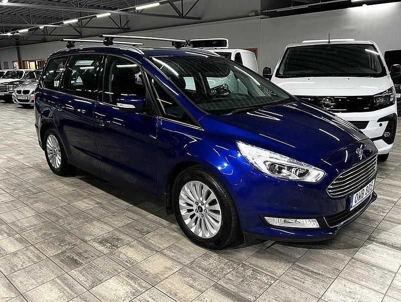 Blå metallic Begagnad 2016 Ford Galaxy Titanium Minibuss | 149 900 kr (Superpris) - Bild 1/4