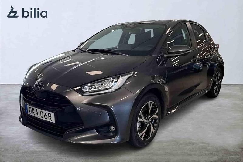 Grå Begagnad 2025 Toyota Yaris Hybrid Halvkombi | 279 900 kr - Bild 1/1