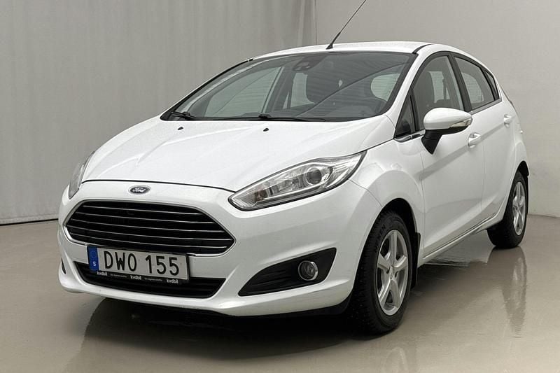 Vit Begagnad 2015 Ford Fiesta Titanium | 107 000 kr (Marknadspris) - Bild 1/4