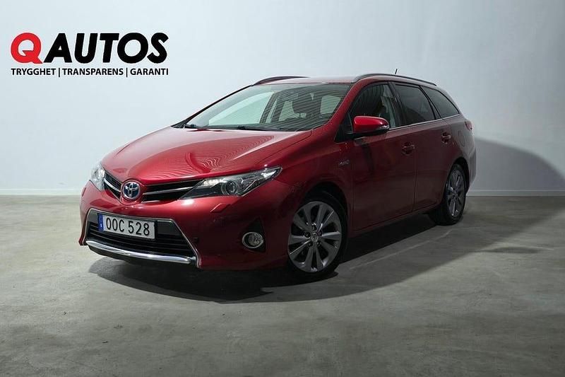 Mörkröd (röd) Begagnad 2014 Toyota Auris Hybrid Kombi | 119 900 kr (Marknadspris) - Bild 1/3