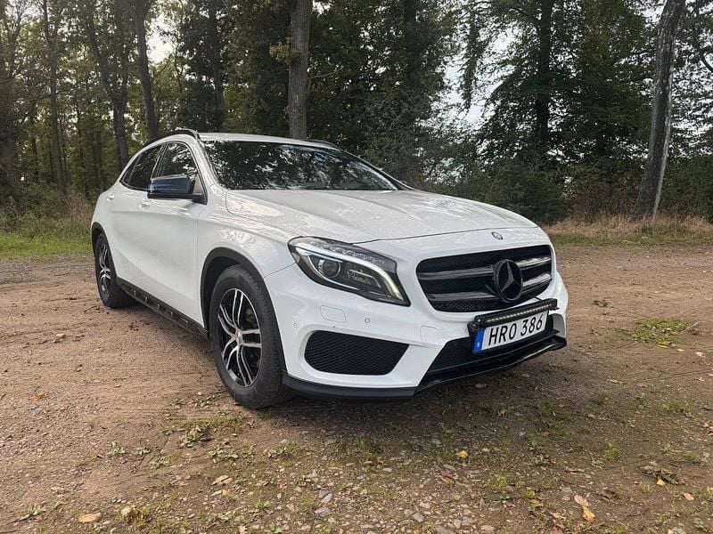 Vit Begagnad 2015 Mercedes GLA220 AMG SUV | 189 900 kr (Marknadspris) - Bild 1/4