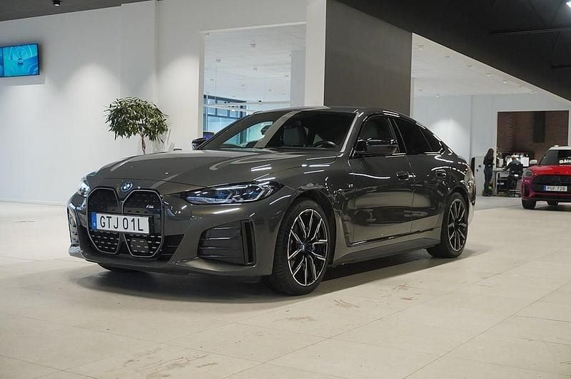 Grå Begagnad 2023 BMW i4 Comfort Edition Sedan | 584 800 kr (Marknadspris) - Bild 1/4