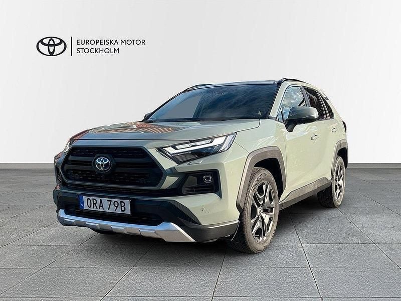 Grön Begagnad 2024 Toyota RAV4 Hybrid SUV | 499 900 kr (Lite dyr) - Bild 1/4