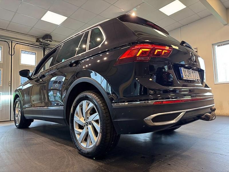 Begagnad VW Tiguan Elegance 245 HK (180 kW) 2021 Svart SUV