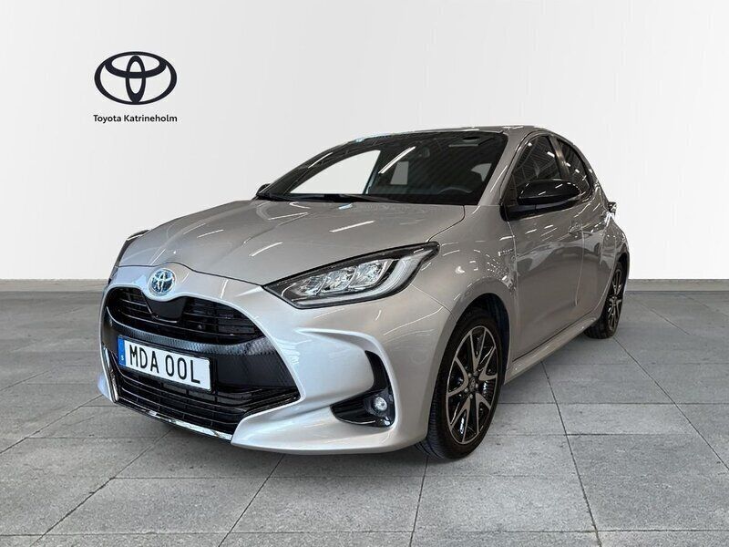 Silver Begagnad 2020 Toyota Yaris Hybrid Halvkombi | 224 900 kr (Lite dyr) - Bild 1/3