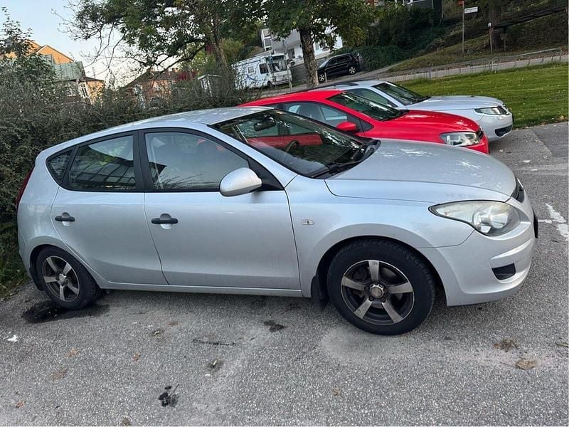 Silver Begagnad 2010 Hyundai i30 Halvkombi | 35 500 kr (Marknadspris) - Bild 1/3