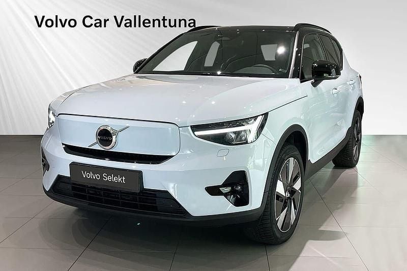 Ljusblå (blå) Begagnad 2024 Volvo XC40 Plus SUV | 449 900 kr (Superpris) - Bild 1/4