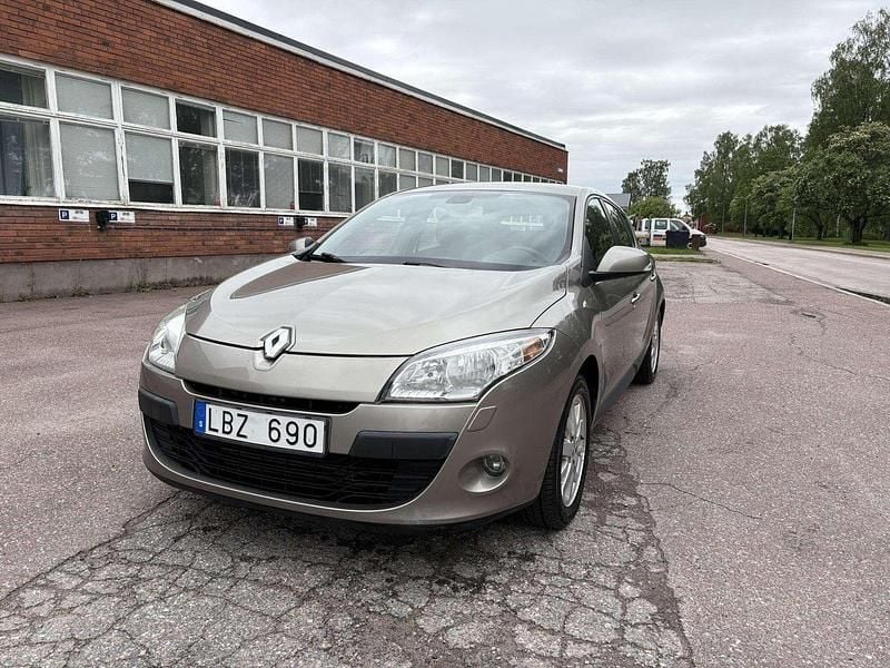 Brun Begagnad 2011 Renault Mégane III Halvkombi | 40 000 kr (Marknadspris) - Bild 1/4