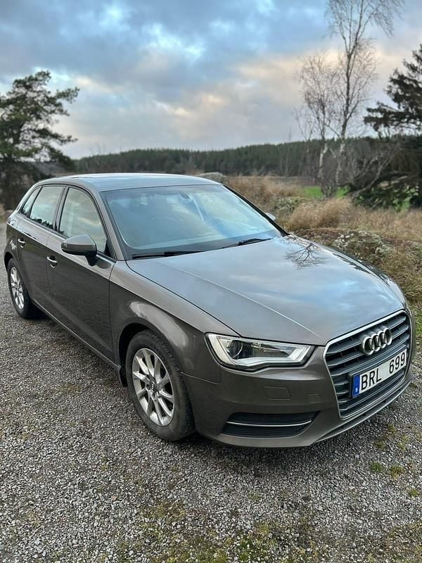 Brå/brun metallic Begagnad 2014 Audi A3 Sportback Halvkombi | 108 000 kr (Marknadspris) - Bild 1/4