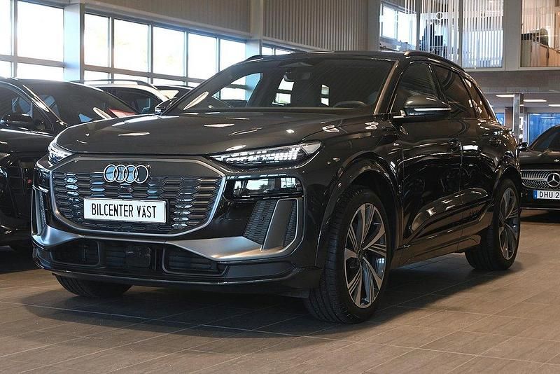 Grå (manhattan grå metallic) Begagnad 2025 Audi Q6 e-tron S-Line SUV | 719 000 kr (Lite dyr) - Bild 1/4