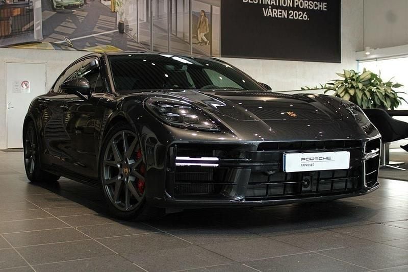 Grå (volcano grey metallic) Begagnad 2025 Porsche Panamera 4S Sedan | 1 525 000 kr (Bra pris) - Bild 1/4