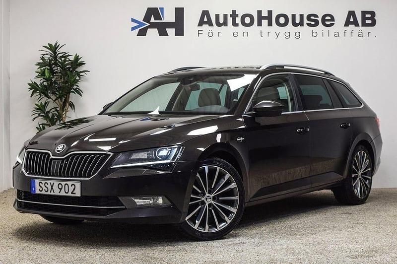 Mörkbrun Begagnad 2016 Skoda Superb LAURIN & KLEMENT Kombi | 169 000 kr (Marknadspris) - Bild 1/4