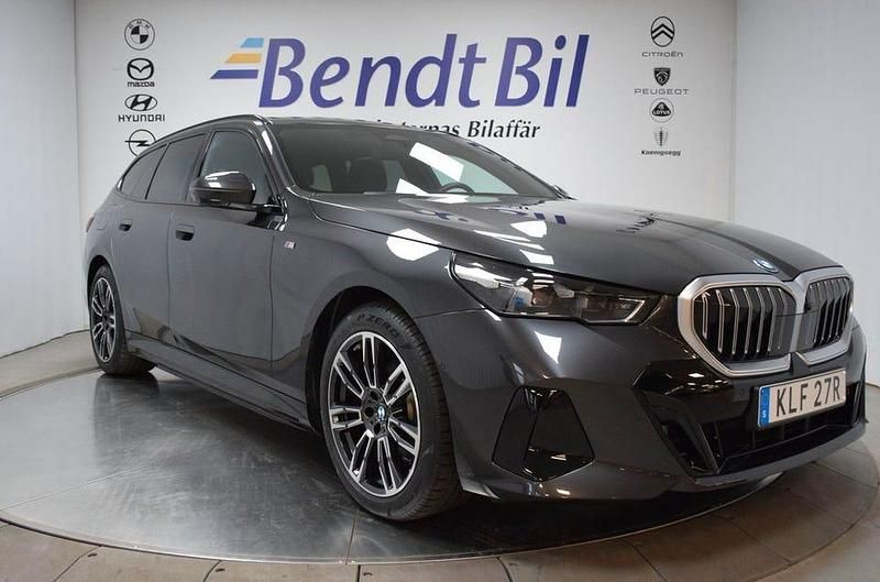 Grå Begagnad 2025 BMW 530 M Sport Kombi | 689 500 kr - Bild 1/3