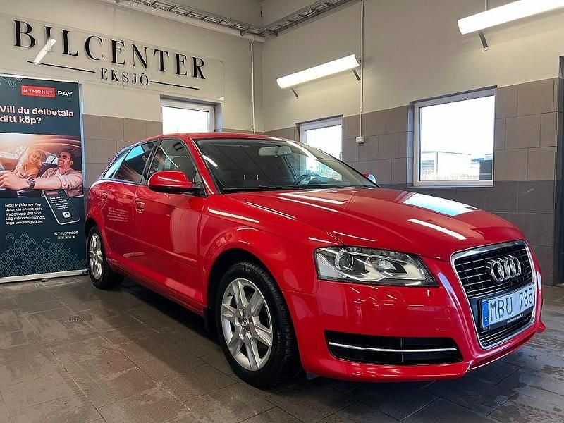 Begagnad Audi A3 Sportback Attraction 105 HK (77 kW) 2011 Röd Halvkombi