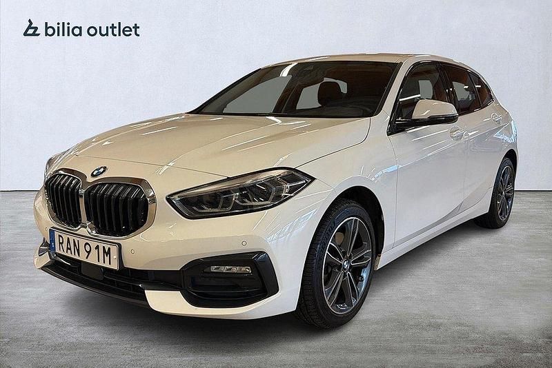 Vit Begagnad 2023 BMW 118 Sport Line Halvkombi | 269 900 kr (Marknadspris) - Bild 1/3