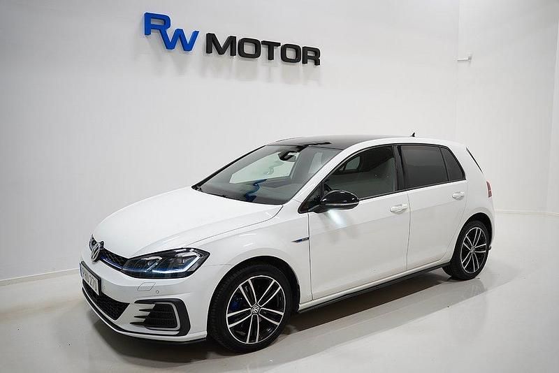 Vit Begagnad 2017 VW Golf VII GTE Halvkombi | 167 700 kr (Marknadspris) - Bild 1/4