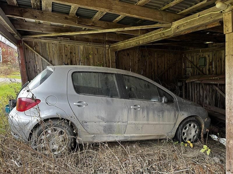 Grå Begagnad 2005 Peugeot 307 Halvkombi | 6 000 kr (Superpris) - Bild 1/4