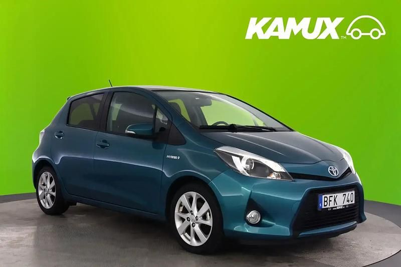 Grön Begagnad 2013 Toyota Yaris Hybrid Halvkombi | 118 800 kr (Marknadspris) - Bild 1/4
