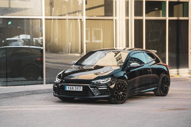Svart Begagnad 2016 VW Scirocco R Sportkupé | 180 000 kr (Marknadspris) - Bild 1/4
