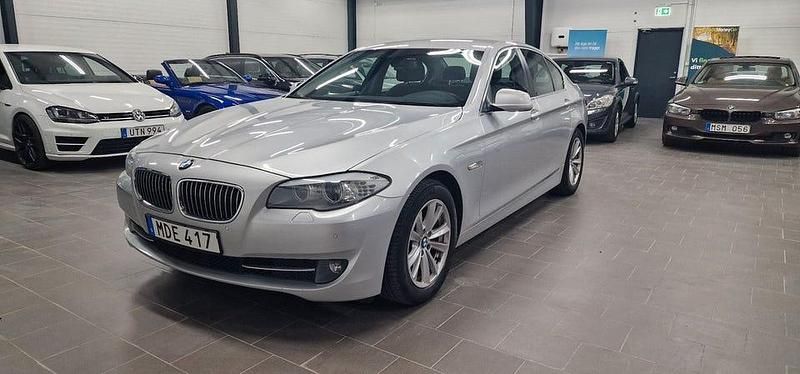 Silver Begagnad 2012 BMW 520 Sedan | 94 900 kr (Marknadspris) - Bild 1/4