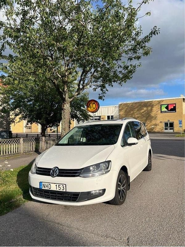Vit Begagnad 2013 VW Sharan Minibuss | 115 000 kr (Marknadspris) - Bild 1/4