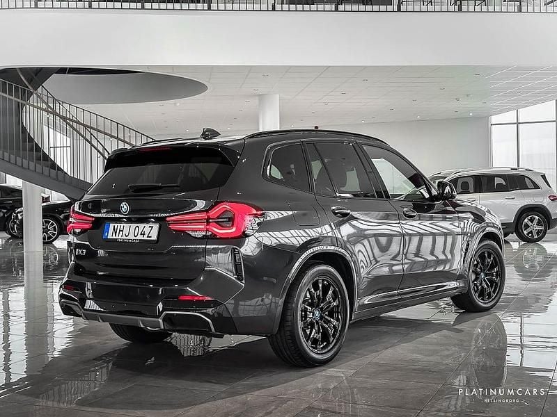 Begagnad BMW iX3 Shadowline 210 kW (286 HK) 2024 Grå SUV
