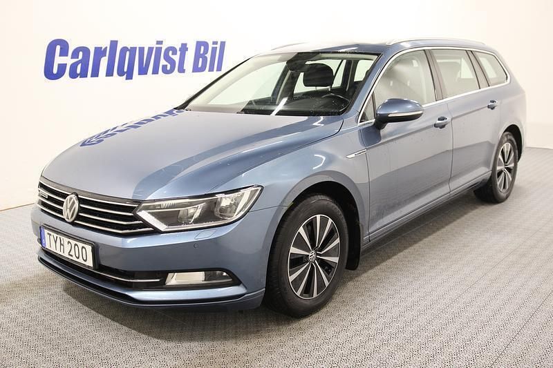 Blå (blå metallic) Begagnad 2018 VW Passat Sport Kombi | 159 000 kr (Marknadspris) - Bild 1/4