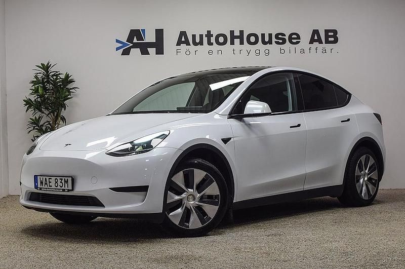 Vit Begagnad 2022 Tesla Model Y Standard Range SUV | 354 000 kr (Marknadspris) - Bild 1/4