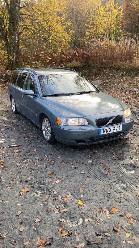 Grön Begagnad 2005 Volvo V70 Kinetic Kombi | 15 000 kr (Bra pris) - Bild 1/4
