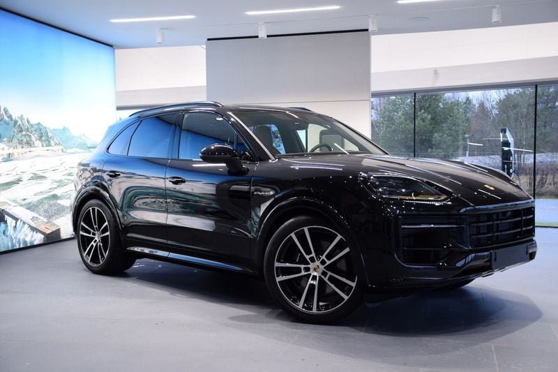 Svart (black) Begagnad 2025 Porsche Cayenne SUV | 1 339 000 kr (Marknadspris) - Bild 1/4