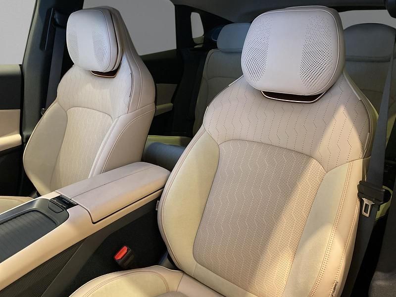 Begagnad Lynk & Co 08 2026 Svart SUV