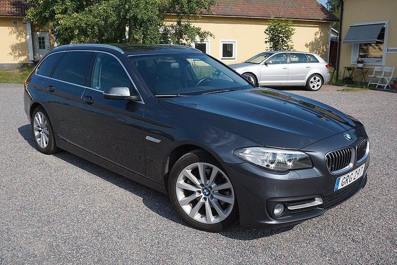 Grå (gråmetallic) Begagnad 2016 BMW 520 M Sport Kombi | 169 900 kr (Bra pris) - Bild 1/4