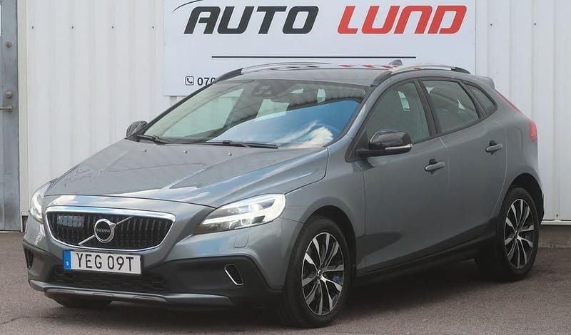 Grå (gråmetallic) Begagnad 2019 Volvo V40 CC Kombi | 179 900 kr (Marknadspris) - Bild 1/4