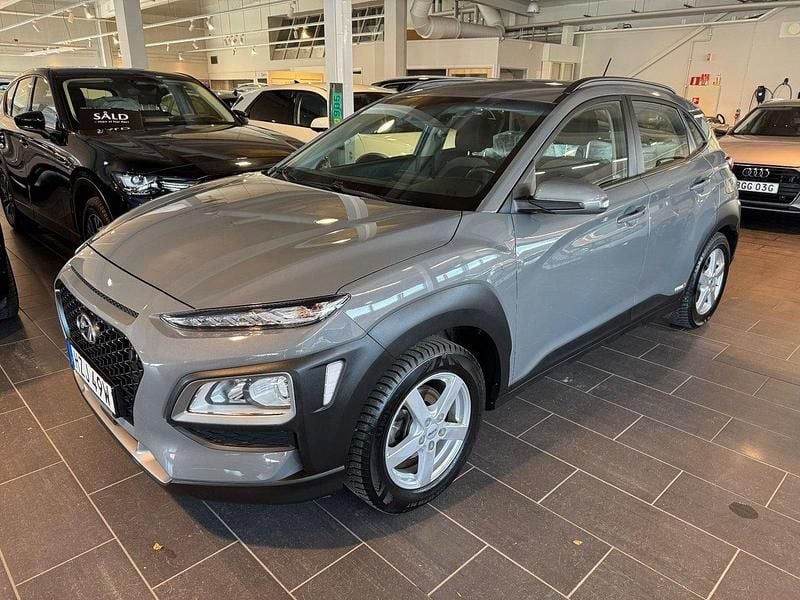 Grå Begagnad 2020 Hyundai Kona Trend SUV | 169 900 kr (Marknadspris) - Bild 1/4