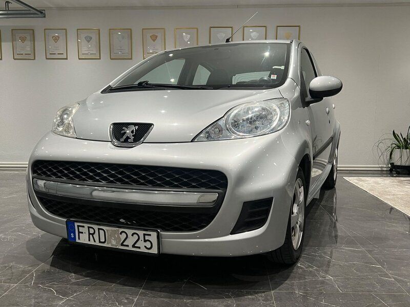 Grå Begagnad 2010 Peugeot 107 Halvkombi | 29 900 kr (Marknadspris) - Bild 1/4