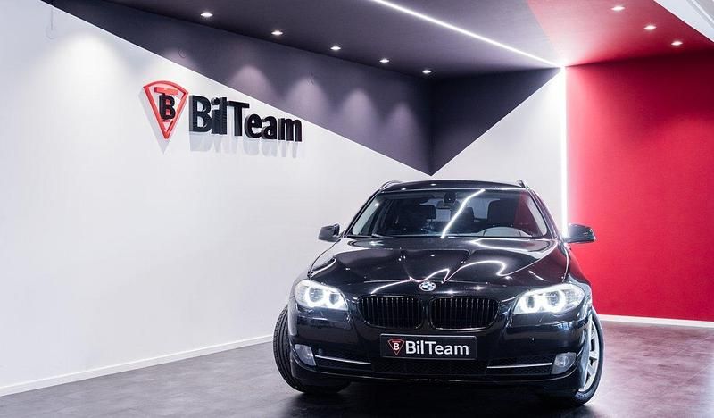 Svart Begagnad 2011 BMW 520 Kombi | 114 900 kr (Marknadspris) - Bild 1/4