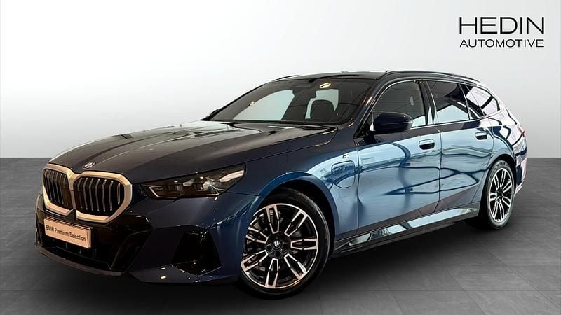 Blå (blue) Begagnad 2025 BMW 530e M Sport Kombi | 598 700 kr (Superpris) - Bild 1/4