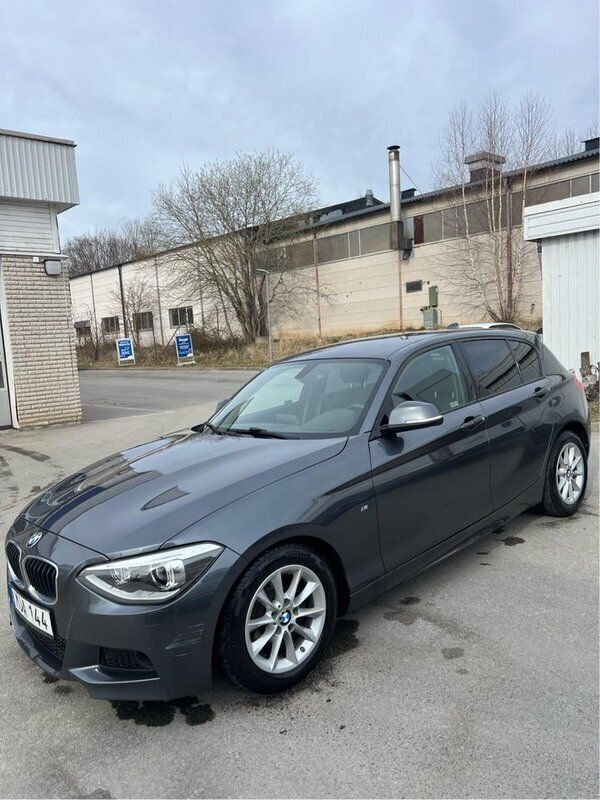 Grå Begagnad 2015 BMW 118 M Sport Halvkombi | 145 000 kr (Superpris) - Bild 1/4