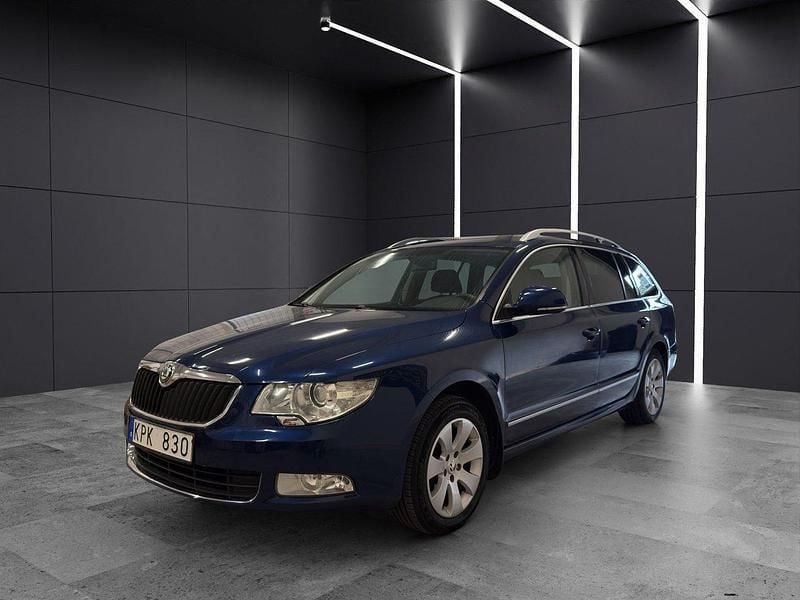 Mörkblå Begagnad 2010 Skoda Superb Ambition Kombi | 69 900 kr (Bra pris) - Bild 1/4