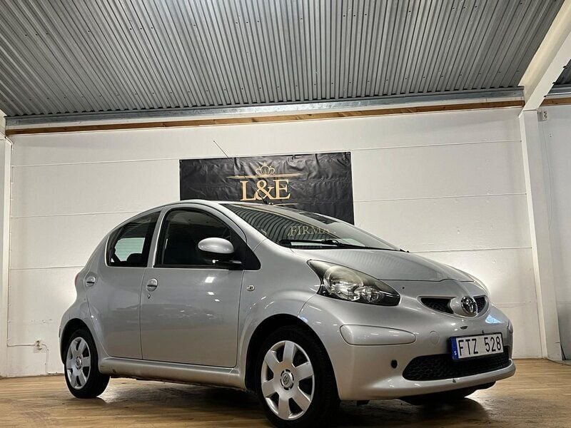 Silver Begagnad 2007 Toyota Aygo Halvkombi | 29 900 kr (Marknadspris) - Bild 1/4
