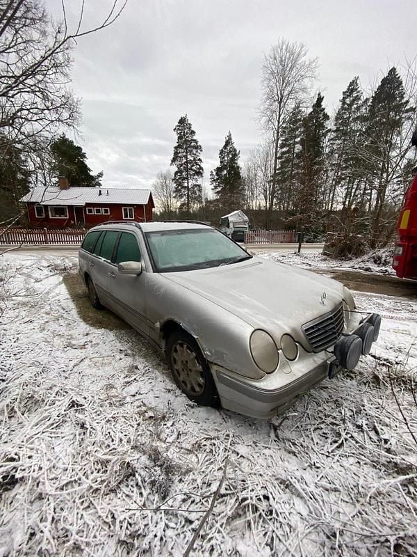 Silver Begagnad 2001 Mercedes E240 Kombi | 17 000 kr - Bild 1/4