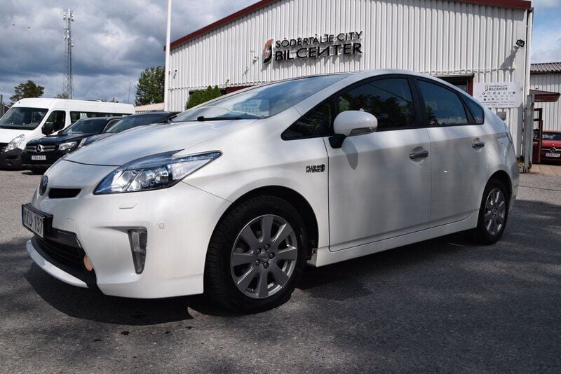 Vit (vit pärla met) Begagnad 2012 Toyota Prius Plug-in Hybrid Halvkombi | 134 900 kr (Marknadspris) - Bild 1/4