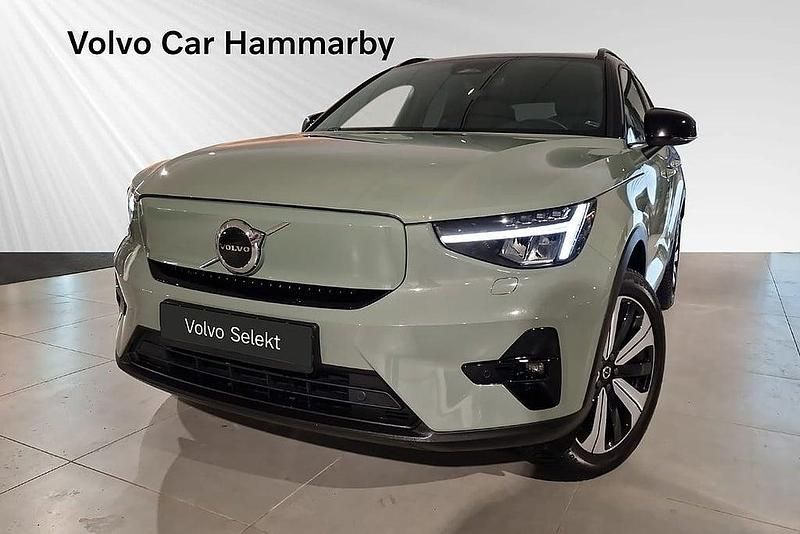 Grön Begagnad 2022 Volvo XC40 Plus SUV | 338 900 kr (Marknadspris) - Bild 1/3